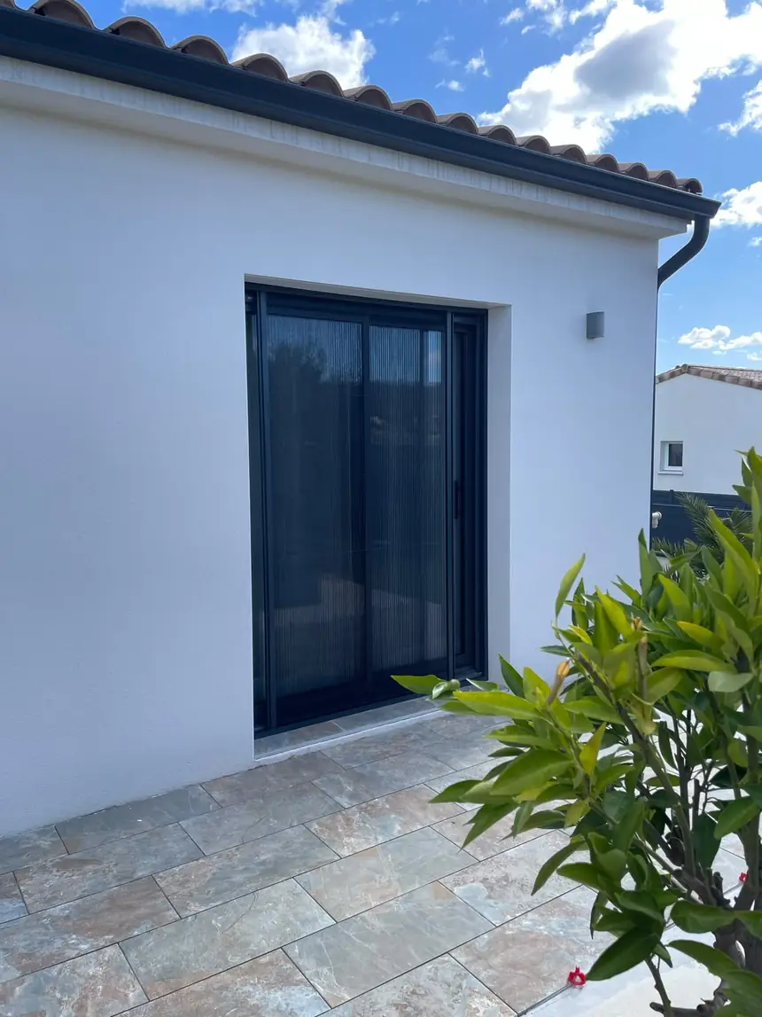 Moustiquaire plissée sur porte-fenêtre, coloris anthracite — ALUBELLE, moustiquaire de porte-fenêtre