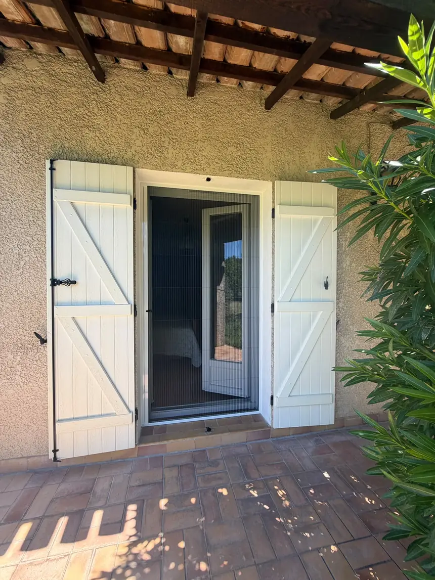 Moustiquaire plissée sur porte-fenêtre — ALUBELLE, moustiquaire de porte-fenêtre