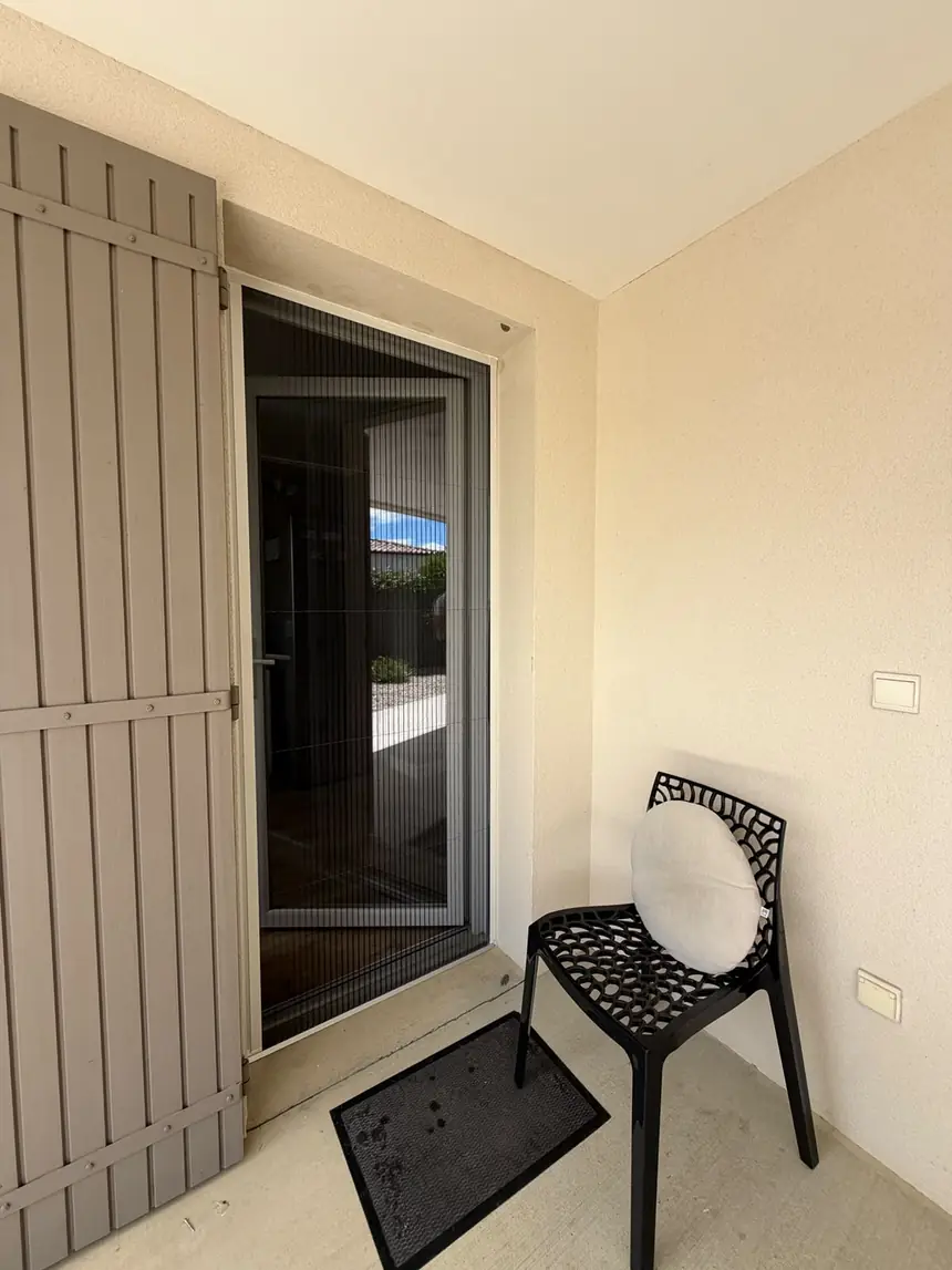 Moustiquaire plissée sur porte-fenêtre étroite — ALUBELLE, moustiquaire de porte-fenêtre